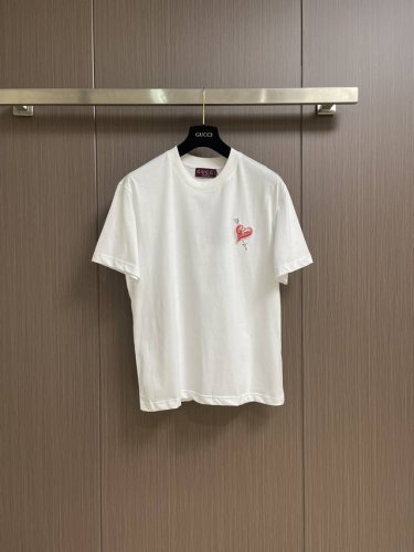 gucci 2025Fw春夏新品520限定爱心仔章圆领短袖T恤 立体感Logo设计 常规半袖纯棉打底T恤 棉 手感面糯有骨感 柔而有韧性 工艺处理 韧性和抗皱性