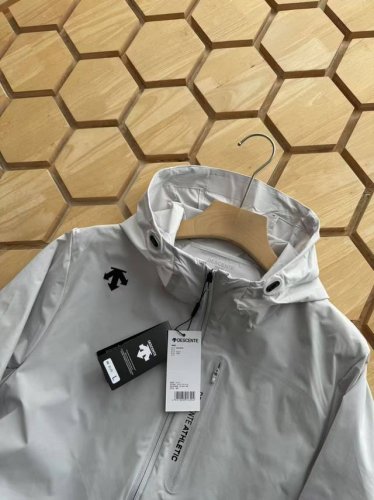 供 Descente 迪桑特夏季新款男士运动休闲梭织防晒衣外套 无痕压胶工艺，机能风衣男款户外防风防水透气登山服连帽防晒衣外套薄款上衣 Training系列经典