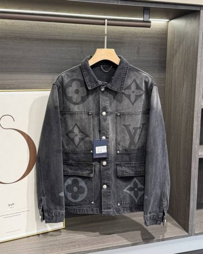 Louis Vuitton 路易 威登 渐变暗纹大印花黑灰牛仔外套 版型这块简直绝了，经典直筒修身设计，能完美贴合身体曲线。把肩部线条衬得超利落，腰部轮廓也显得