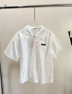 品名：Mium*U 徽标双领娃娃领短袖衬衫 尺码：S.M 颜色：白色 Miu简直就是少女界的天花板，溢出满屏的青春活力感。一套上身简直美爆了，很难不爱啊。上衣做