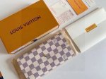 150 lv 白格纽扣长款钱夹 这款Monogram钱夹的外形犹如手包 也可当手包用，气质轻松拿捏 构造精巧，设有多个隔层 用以放置纸钞、卡片和证件等，整齐有序