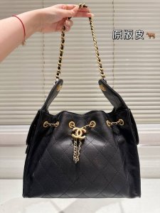原版是皮 小香Chanel 头层皮购物袋出货，超级柔软，亲肤感特别好！内里采用同质量！超级好物，等你来背！尺寸 35 34Cm