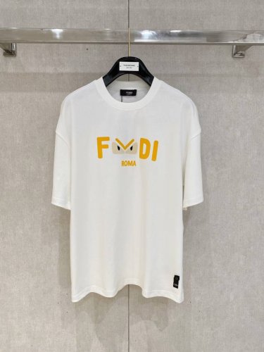 fendi 芬迪 新款，经典不变....Fd短袖 还是最最简单啊设计， 最耐穿的款式，只是在印刷配色上进行更新和改进，Fd字母的立体感更强 颜色更完美。出口级别