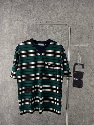 prada 普拉达2025新款字母贴布刺绣条纹撞色短袖T恤男女同款 Prada条纹T恤，经典与时尚的碰撞。深浅绿搭配黑白条纹，独特吸睛。V领巧思，修饰颈部线条