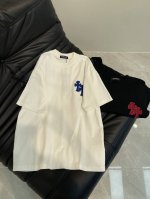 Chrome Hearts*克罗心25春夏新款十字架贴布刺绣短袖T恤。纯棉水洗做旧工艺， 水洗面料不仅限于基础色彩，更有丰富的 做旧效果，满足不同风格需求。面料