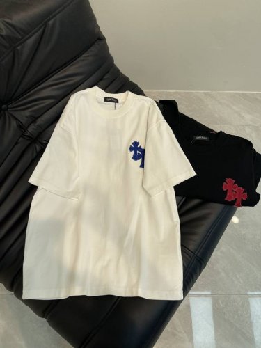 Chrome Hearts*克罗心25春夏新款十字架贴布刺绣短袖T恤。纯棉水洗做旧工艺， 水洗面料不仅限于基础色彩，更有丰富的 做旧效果，满足不同风格需求。面料