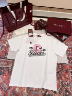 上新！你永远都可以相信Gucc* 甭管啥款 件件都是心头好！这件25新春Tee 属于“齁甜”那一挂的！粉粉的 超甜超减龄！！很耐品 一眼就认准的款！ 它是100