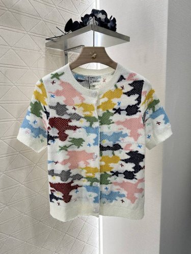 Chane*2025新品上架 彩色针织短袖开衫 定制Yb羊绒纱线织造 质感舒适 透气好穿 圆领针织短袖开衫剪裁 通体细密针织配合彩色纱线 组合成多彩云朵状色块图