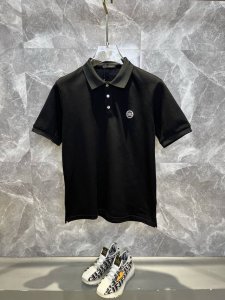 Versace范思哲 2025春夏新款polo衫商务休闲翻领短袖T恤 精致合体的剪裁版型衬托出了极简主义的设计风格 把优雅风展露的一览无余 高克重260G纯棉珠