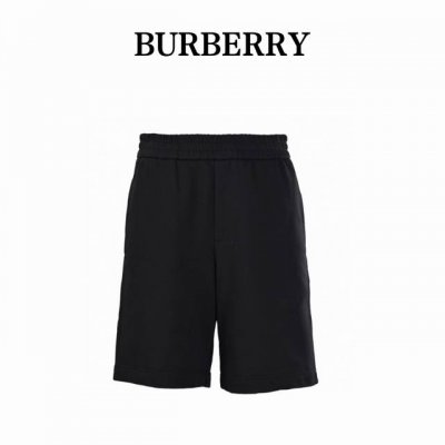Burberry巴宝莉Bbr 格纹棉后口袋贴花短裤 选用轻盈的翻面绒棉质面料，以棉纤维为主要原料，正面是光滑的棉质表面，另一面经过起绒处理，形成细腻的绒毛表面，