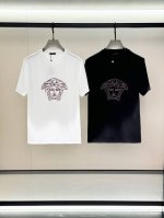 Versace 范思哲，2025夏季最新款，专柜同步有售，原单狠货，时尚休闲圆领短袖T恤，上身很有特点！吸睛而有亮点，进口原版面料，顶级刺绣工艺字母图案装饰Lo
