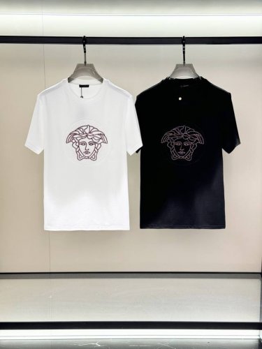 Versace 范思哲，2025夏季最新款，专柜同步有售，原单狠货，时尚休闲圆领短袖T恤，上身很有特点！吸睛而有亮点，进口原版面料，顶级刺绣工艺字母图案装饰Lo