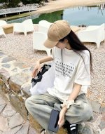 上新！ 马吉拉 Maison Margicla残缺字母情侣款短袖T！宽松版型！ 采用顶级230克凯迪纯棉爽滑面料！无敌质感！ 高端面料无任何缺点！ 肩部过肩领条