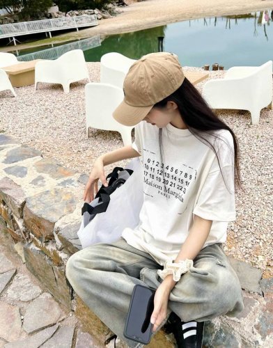上新！ 马吉拉 Maison Margicla残缺字母情侣款短袖T！宽松版型！ 采用顶级230克凯迪纯棉爽滑面料！无敌质感！ 高端面料无任何缺点！ 肩部过肩领条