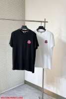 l898 Mo 蒙口 2025春夏新款 字母Logo圆领短袖T恤，春夏休闲穿搭必不可少，原版纯棉面料。完完全全体现在高级审美的做工上，做工更是精致大气，立体感超
