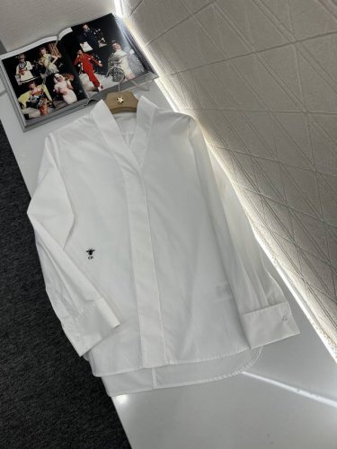 dio*2025新品上架 素色高智感衬衫 定制Yb斜纹全棉材质 质感舒适细腻 领子交叠长袖衬衣剪裁 前襟隐藏式开襟纽扣设计 上身充满慵懒气息 中长款增加帅气感