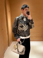 模特图# 套装可拆卖 外套 裤子 早春路易威登新款蓝色马赛克格子牛仔外套牛仔裤套装 工艺说明：原版 P.购买 标准版型 丹宁布铺陈全幅 提花 标识融入案 胸前翻