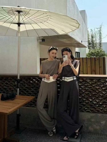 套装 Tr聚酯纤维打造极简套装，无袖上衣+阔腿裤利落剪裁，高腰腰封显高，垂坠面料透气显瘦，灰黑双色适配通勤约会，都市轻奢高级感 Smlxl