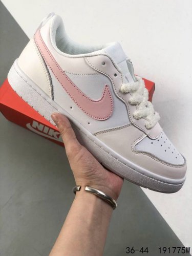真标带半码 耐克Nike Court Borough 低帮百搭透气休闲运动板鞋 经典耐用的设计 兼顾舒适脚感和出众风范 演绎匠心之作 结构性的支撑贴合感结合复古