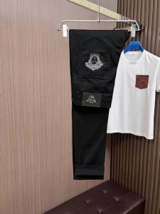 主推.长期有货 范思哲 高品质 官网高端新品原单少数帅爆牛仔裤，百分百原单 百搭神器！今年最新流行的风格设计款式，采用进口棉花制作成的单宁布，上身舒适，剪裁设计