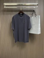 Balenciaga 闪粉麦穗印花短袖T恤，采用15S精棉平纹，230G；搭配 32S双纱拉架螺纹，350G。金沙闪粉印花是在面料表面形成金属质感闪光效果的装饰