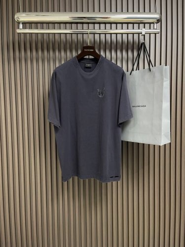 Balenciaga 闪粉麦穗印花短袖T恤，采用15S精棉平纹，230G；搭配 32S双纱拉架螺纹，350G。金沙闪粉印花是在面料表面形成金属质感闪光效果的装饰