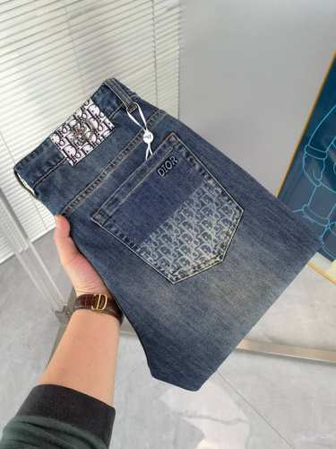 迪奥 2670春夏新品 专柜有售 实体店极品牛仔裤专柜原版1:1好货，适合各个年龄段。市场最高版本的欧洲进口面料。舒适柔软亲肤，上身效果超级棒时尚百搭，笔挺有型