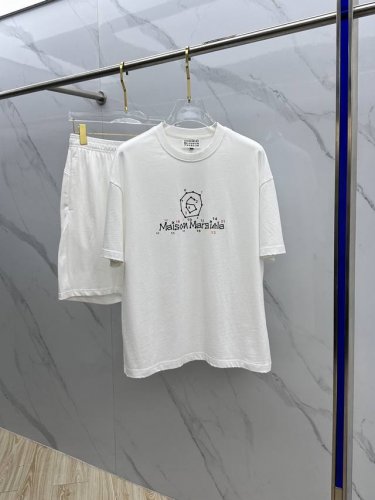 Mm6马吉拉 2025春夏最新款套装 男女款 贸易公司渠道稀出 同步官网发售 基本每一季都会有它的背影所在 期待着所有潮男潮女们的演绎 此款选用客供顶级纯棉洗水