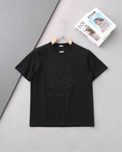高品质 Loewe 罗意威字母错位刺绣新款T桖！ 25Ss春夏新品，百灵达万针刺，搭配错位，更加有品味！ 采用32支260克双纱纯棉原版面料，经磨毛处理更丝滑亲