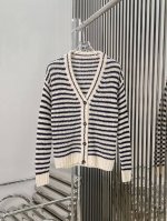 新款！最新D 25New 条纹针织开衫。尺码：Sml。