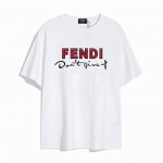 Fendi 芬迪新款字母短袖T恤,优雅的设计看起来气质满满 版型剪裁特别有讲究 上身很洋气显瘦内搭外穿都看高密针织圆领设计 平整简约 亲肤透爽 T恤面料的柔软性