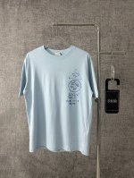 dior迪奥2025新款植物插画图案字母印花T恤短袖 轻薄款式 这款 T 恤展示来自本季 Dior And Hylton Nel 联名系列的标志。采用白色棉质平