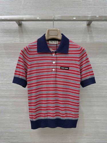 原单品质 Miu系25春夏新品！条纹针织Polo短袖上衣。定染色系100%羊毛纱线细腻柔软的手感超赞！线条间色提花工艺，Logo字母低调奢华。气质小翻领甜美少女