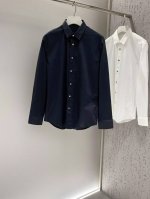 d。金属扣府绸棉长袖衬衫。 定制订染 棉府绸面料～细软透气、亲肤细腻、舒适且兼具优良的透气性，光泽度亦极好！ 金属扣设计巧妙注入经典品牌标识元素，精致独特。同时
