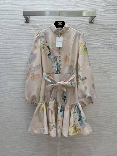 款号G25040384 Zimmerma*N兹默曼澳洲品牌 高端定制亚麻混纺面料、花枝印花荷叶边拼接半身系扣立领灯笼袖连衣裙配有腰带！1.2.3.4 Smlxl