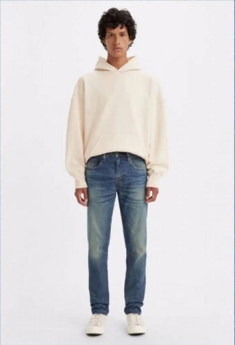 款李维斯，传承Levi's 午夜蓝牌对质感的珍视及工艺的颂扬，我们携手日本传奇匠人特别打造了Lev1S日本制系列汲取日本文化中精雕细琢，不懈追求的匠心工艺，让美