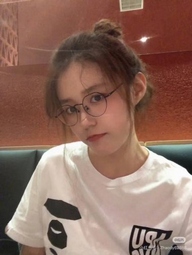 模特 细节 高品质 新款Aape猿人迷彩图案Logo字母印花,细节非常到位 前后印花 袖口细节布标 休闲情侣圆领短袖T恤 面料采用32支双纱精梳纯棉 爽滑手感