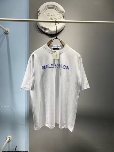新款 顶级版本 巴黎世家Balenciag 2025Ss春夏季 新款 Blcg发泡Logo印花运动短袖T恤男女同款！ 本款T恤采用全棉平纹面料打造，成衣洗水定型