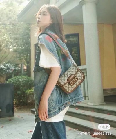gucci古驰1955 Horsebit 马鞍包小号 配两条肩带 Gucci全新推出的1955马衔扣就是一个集经典与摩登的作品 称它为“作品”也绝对不是谬赞，因