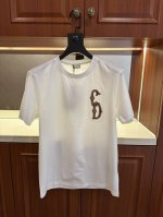 cd家2025年春夏官网同款同步上新圆领短袖T恤。采用客供双丝光面料，胸前配以品牌字母Logo刺绣图案采用进口金丝纱线万针刺绣工艺构成彰显品牌奢华，与Zp一致不