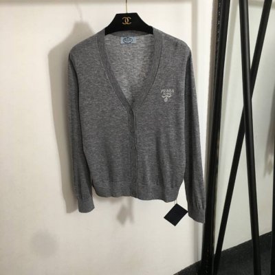 款号20252693 Prad*新款 Logo字母V领长袖羊毛针织开衫，白色，灰色，藏蓝色，Sml， M码；肩宽38，胸围100，袖长62，长58