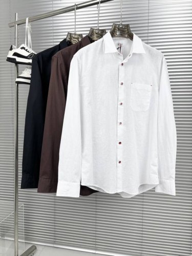 kiton25春夏新款，爱上小红扣！甄选透气天然亚麻面料金典方尖领设计休闲长袖衬衫。解锁绅装新境界：亚麻衬衫的自在哲学 在着装的万千选择中，有些单品宛如低调的绅