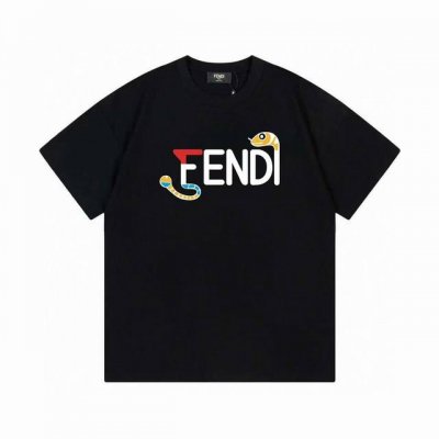 款号:024 Fendi 芬迪 2025新款 蛇年限定 趣味蛇形字母Logo 男女同款 短袖T恤 定制260克100％双纱纯棉面料 定染32支双股螺纹 领标吊牌