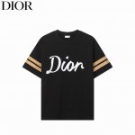 dior 迪奥 25Ss 经典47字母刺绣短袖 面料采用260克纯棉双纱配套11螺纹手感非常舒服 左右袖口采用定制织带缝合 经典精神 男女同款 颜色: 黑 尺码