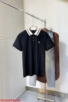 l684 Tb汤姆布朗 2025春夏新款男士时装款珠地棉翻领Polo衫。通体的设计造型仍然以Tb美学设计为基调，辨识度鲜明，经典的红蓝白织带元素，巧妙运用到多个