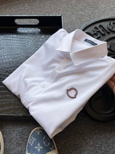 顶级高奢白衬衫！ 人气爆款！Moncler 蒙口家专柜新品高奢商务休闲长袖白衬衫！恒隆在售千元级，款号：1419 蒙口家今年最新高定冰氧天丝面料！拿到手触感细腻
