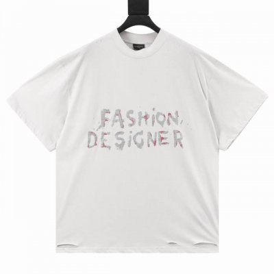 Balenciaga巴黎世家 早春新品Fashion廓形T恤 复古平纹针织面料 正面饰以Fashion艺术作品印花 有意思的是 印花染料接近女孩指甲油的散粉Bl