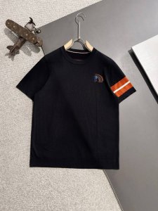 隔天出货 高品质 爱马仕 2025春夏新款男款圆领短袖T恤 精梳棉质纱线针织纺棉布面料制作，纯棉的高克重特殊纱，掂起来手感份量十足，上身也比普通T更加有质感，这