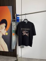 巴宝莉2025夏季新品短袖T恤 一比一原版刺绣.三标齐 简约百搭款 纯棉面料.穿着透气舒适 黑白两色 微阔版型.男女同款 码数 M-Xxl M码可以穿到140斤
