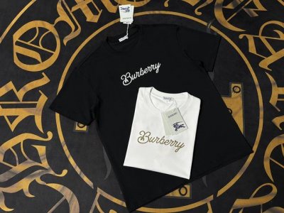 Burberry Logo精致升级，灵感源自八十年代复古 原版面料 官方同款 短袖T恤 定制面料 同缸染面料 手感非常舒服 春夏最新砖柜同步 时尚又个性 超级百